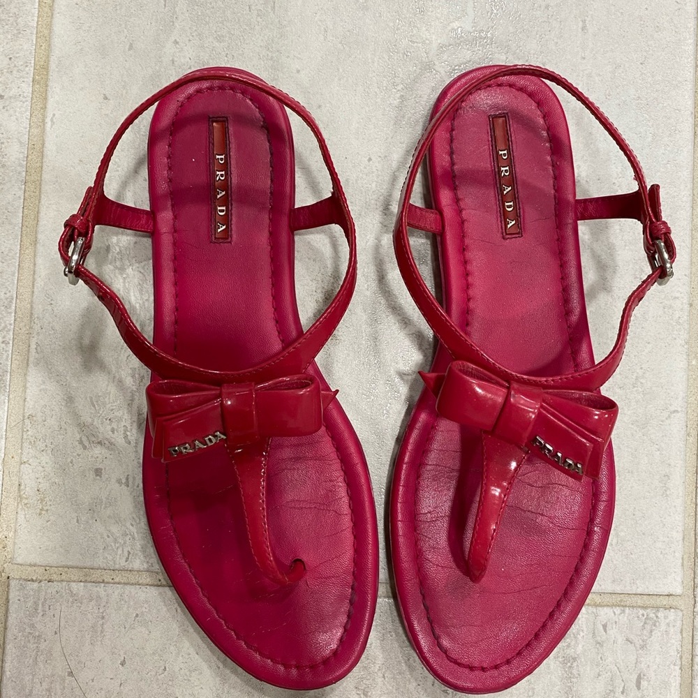 Prada raspberry logo bow thong sandals